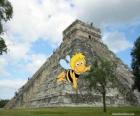 Приключения пчелки Майи напротив храма майя